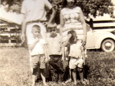 Seu Jair e dona Carmem com os filhos Jairo Ferreira Lima (esq.) e Joel (dir.) e o afilhado Márcio.