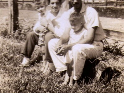 Seu Jair com Joel no colo e Jairo com o primo Gilberto, na fazenda.